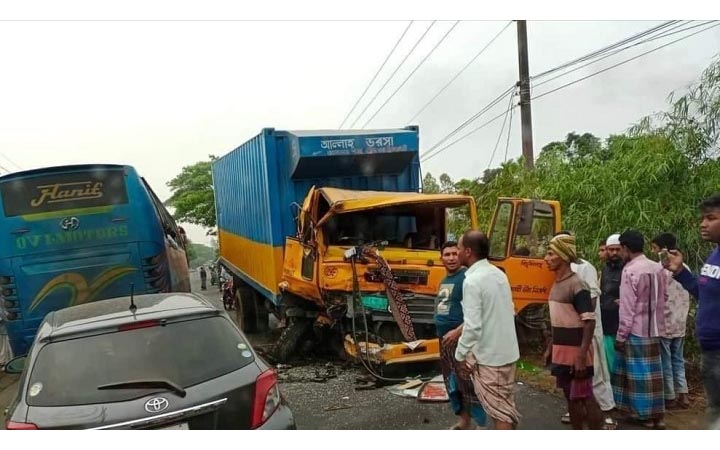 চট্টগ্রামের লোহাগাড়ায় ট্রাক-কাভার্ডভ্যান সংঘর্ষে নিহত ২